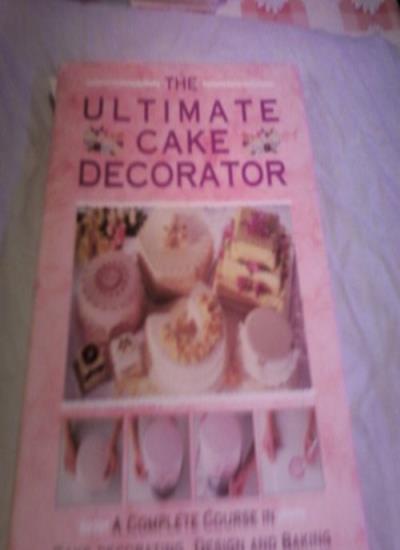 The Ultimate Cake Decorator: A Complete Course in Cake Decorating, Design and Baking